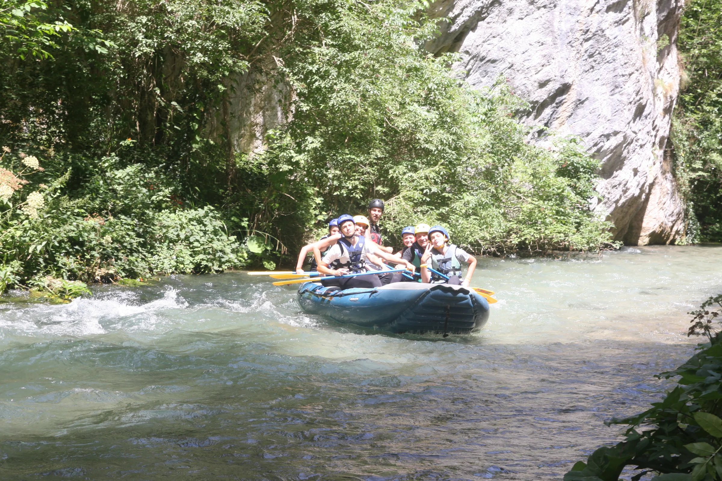 Raften op de heldere rivier tussen de rotswanden