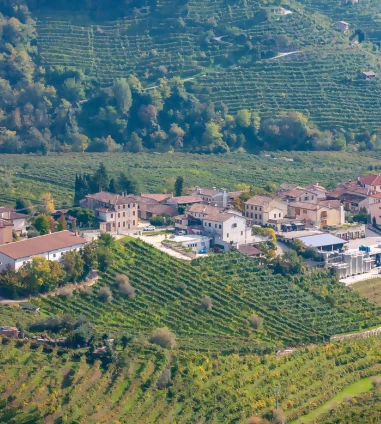 Dorpje tussen de wijngaarden in Veneto