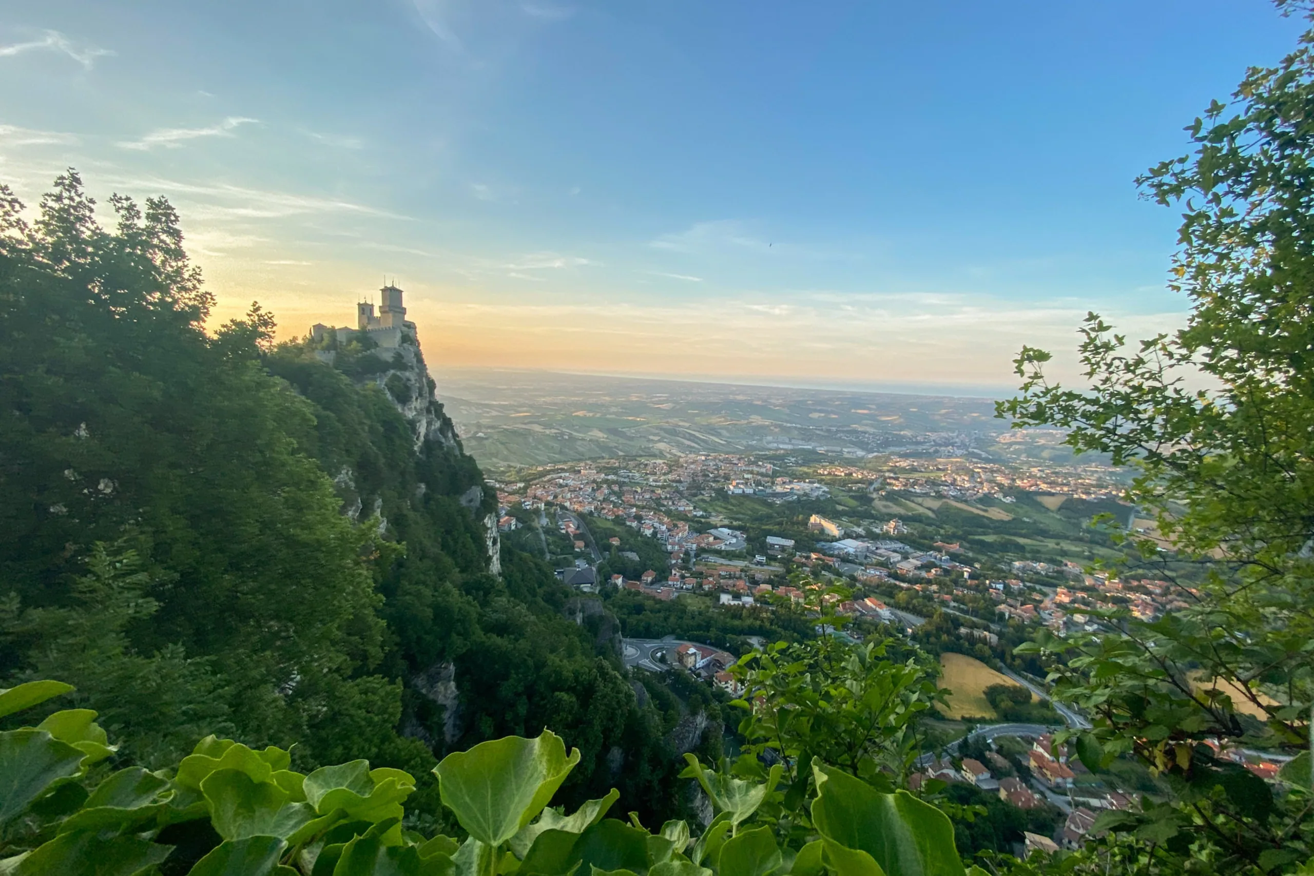Blick vom Monte Titano, mit einem der Türme von San Marino auf dem Felsen