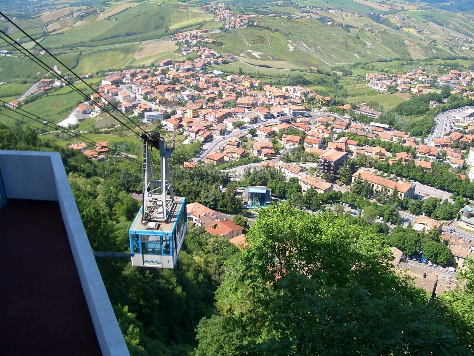 De kabelbaan tussen Borgo Maggiore en de oude stad