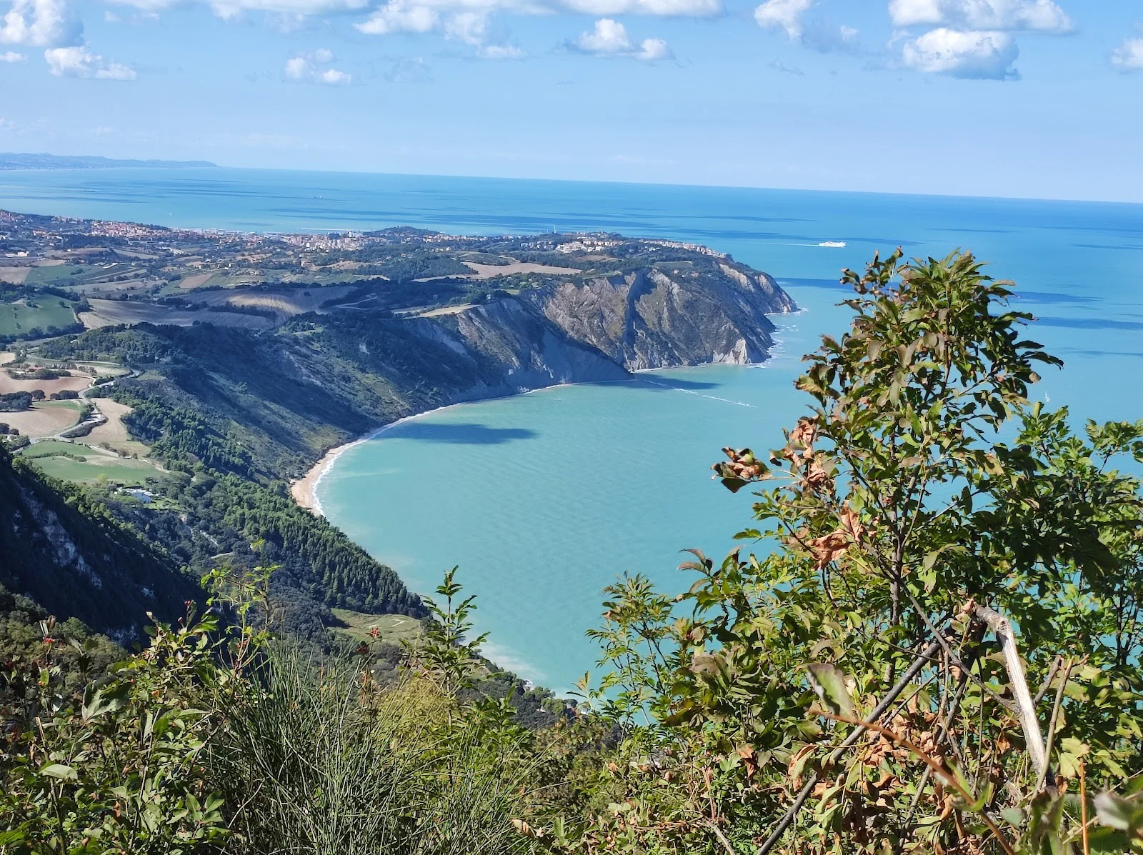 De baai onder de Monte Conero aan de kust van Le Marche