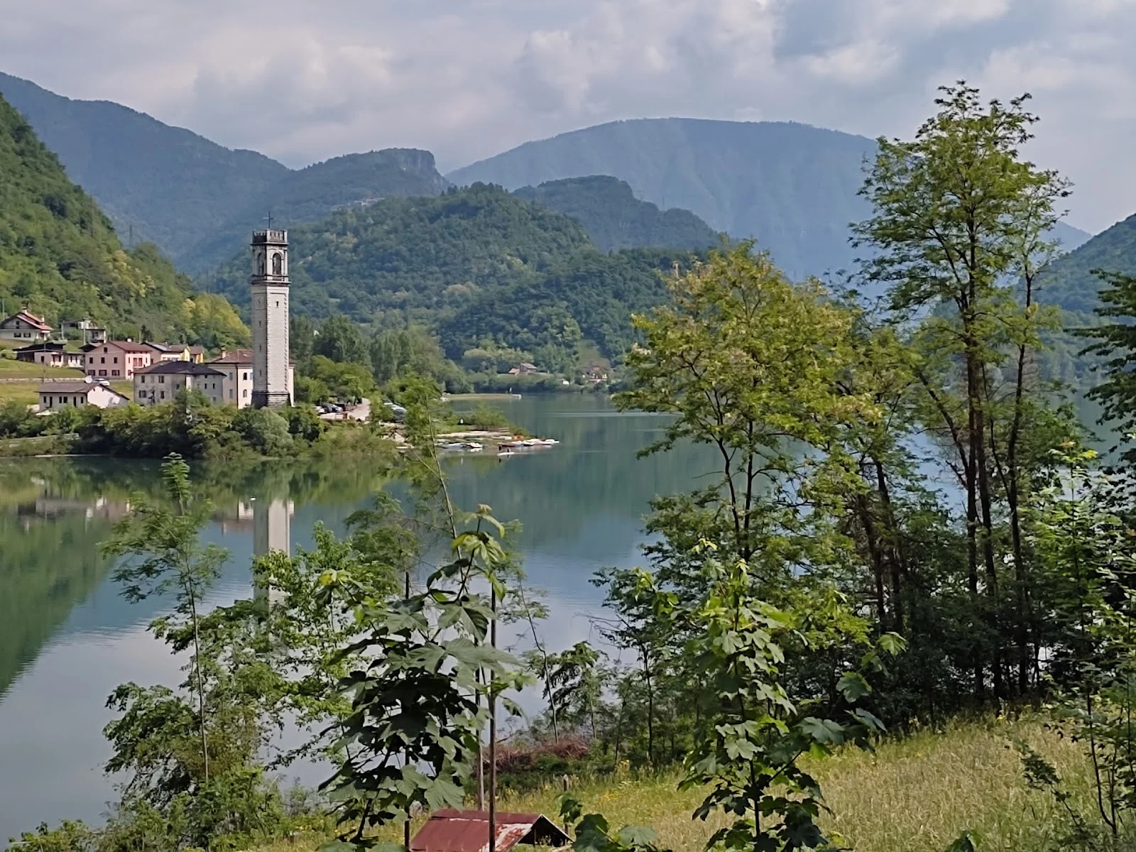 Het Lago di Corlo, aan de rand van de Dolomieten