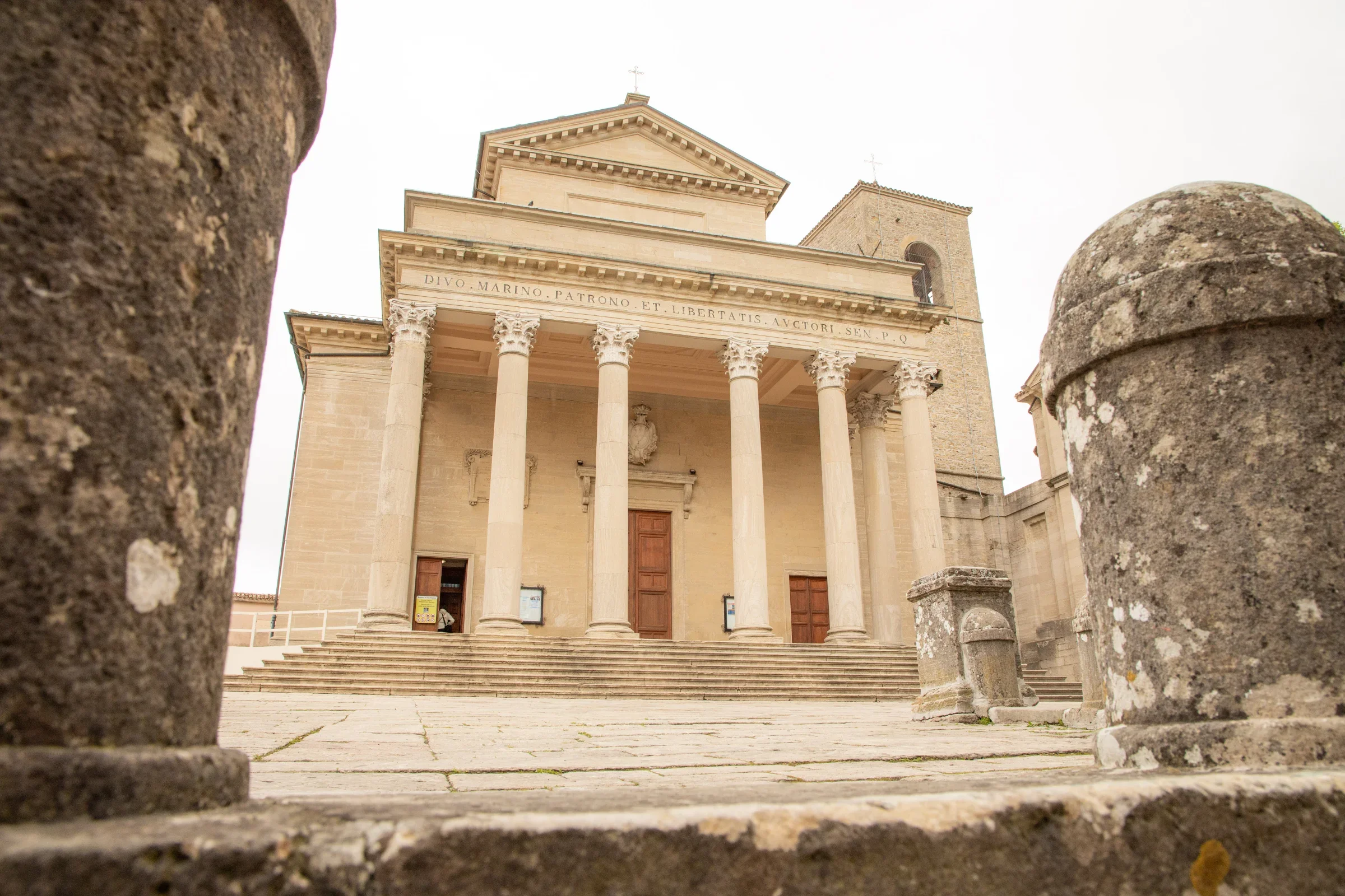 Die Basilica di San Marino, zwischen zwei kleinen Steinsäulen gesehen