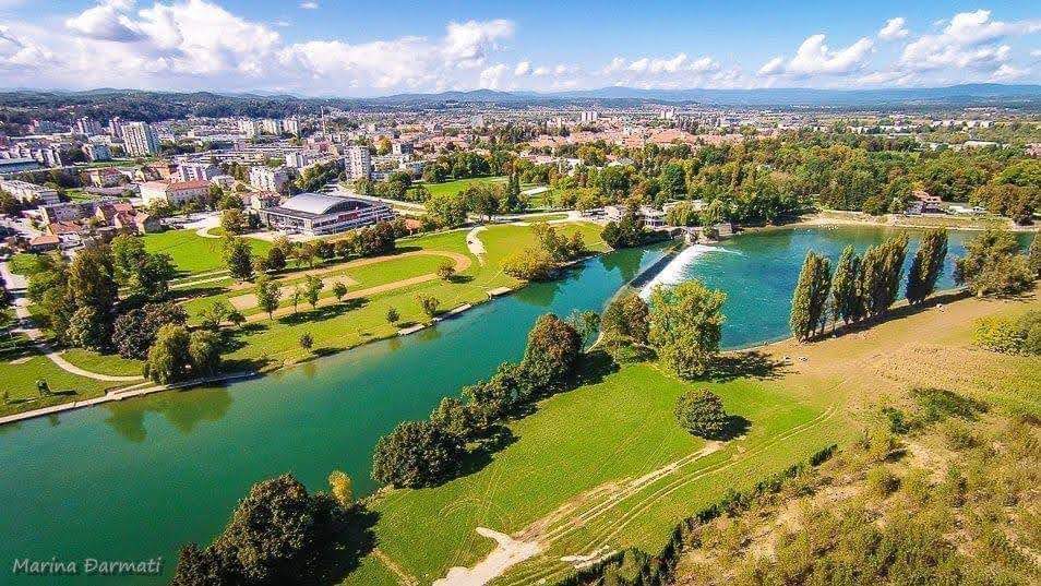 De stad Karlovac aan de rivier