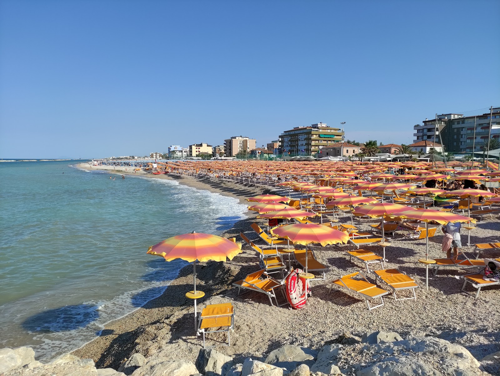 Zandstrand met parasols in Le Marche